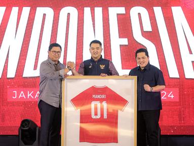 Direktur Utama Bank Mandiri Darmawan Junaidi (kiri), Direktur PT Garuda Sepak Bola Indonesia (GSI) Marsal Masita, dan Ketua Umum PSSI Erick Thohir berfoto bersama dalam acara penandatanganan kerjasama antara Bank Mandiri dan PSSI di Plaza Mandiri, Senayan, Jakarta, Jumat (23/08/2024). (Bola.com/Bagaskara Lazuardi)
