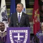 Presiden Obama mendadak menyanyikan lagu “Amazing Grace”, para hadirinpun tidak segan-segan ikut menyanyi bersama. 