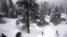 Pandangan udara orang-orang yang bekerja menyekop atap di tengah tumpukan salju dari badai saat ini dan sebelumnya, selama badai musim dingin lainnya di pegunungan Sierra Nevada di Danau Mammoth, California pada 10 Maret 2023. Pegunungan Sierra Nevada di California dilanda hujan salju lebat di ketinggian yang lebih tinggi sehingga meningkatkan tingkat tumpukan salju yang sangat besar menjadi lebih tinggi. (Mario Tama/Getty Images/AFP)