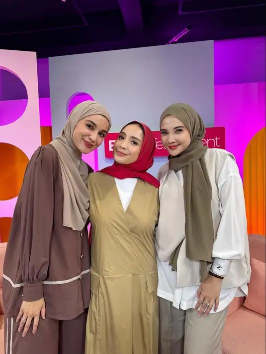 Nagita Slavina pun tetap kenakan kerudung saat bikin konten bareng Zaskia dan Shireen Sungkar. Gigi mengenakan kerudung merah dengan dress v-neck cokelat dan inner putih. [@shireensungkar15]