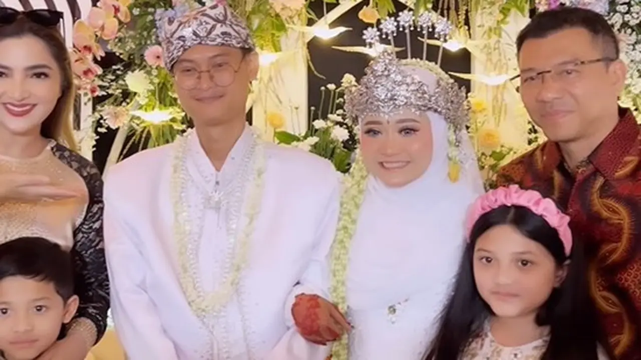 Keluarga Anang dan Ashanty kondangan ke pengasuh Arsy. [Foto: Instagram/ashanty_ash]