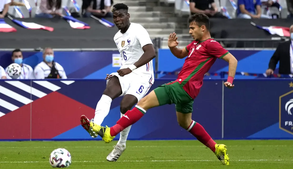 Gelandang timnas Prancis, Paul Pogba berebut bola dengan gelandang Bulgaria, Dominik Yankov pada laga uji coba menjelang Piala Eropa 2020 di Stade de France, Rabu (9/6/2021) dini hari WIB. Timnas Prancis menaklukkan Bulgaria dengan skor meyakinkan 3-0. (AP Photo/Francois Mori)