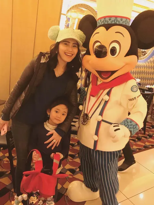 Ayu Ting Ting, salah satu artis Indonesia yang sudah menjadi single parent sejak muda. Ayu mengurus Bilqis seorang diri tanpa peduli banyaknya komentar negatif yang datang kepadanya. (Foto: Instagram)