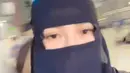 Tak kalah mencuri perhatian, Via Vallen sempat membagikan potretnya saat mengenakan cadar. Ia memilih niqab hitam dan jilbab hitam jadi salah satu outfit utamanya saat berada di Masjidil Haram. (Liputan6.com/IG/@viavallen).