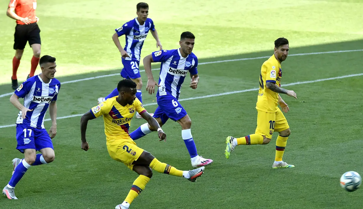 Pemain Barcelona Nelson Semedo mencetak gol ke gawang Alaves pada pertandingan La Liga di Stadion Mendizorroza, Vitoria, Spanyol, Minggu (19/7/2020). Barcelona menang 5-0. (AP Photo/Alvaro Barrientos)