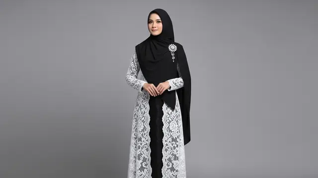 Gamis Brokat Outer dengan Hijab Syar’i Instan