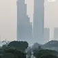 Kendaraan melintas saat kabut polusi menyelimuti Jakarta, Kamis (27/7/2023). (Liputan6.com/Faizal Fanani)