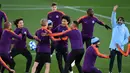 Pemain Manchester City bercanda saat mengikuti sesi pelatihan tim di City Football Academy di Manchester, Inggris (6/11). City akan bertanding melawan wakil Ukraina, Shakhtar Donetsk pada grup F Liga Champions. (AFP Photo/Oli Scarff)