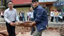 Sejumlah petugas mengangkat fosil telur Dinosaurus , Heyuan, Tiongkok, Kamis (23/4/2015). Telur dibawa untuk diteliti oleh para ahli dari Heyuan Dinosaur Museum (AFP Photo/China Out)