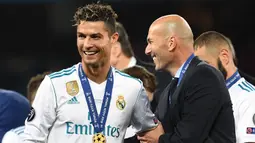 Kesuksesan Zinedine Zidane di awal kariernya menjadi pelatih Real Madrid tak lepas dari peran seorang Cristiano Ronaldo. Selama di Bernabeu, duet Zizou dan CR7 telah tampil sebanyak 114 pertandingan sebelum sang bintang hengkang ke Juventus. (AFP/Franck Fife)