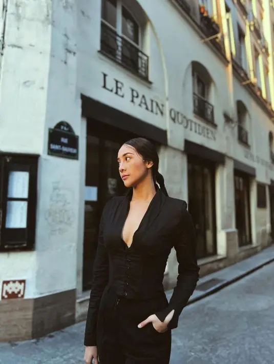 Mengenakan kemeja dan celana panjang hitam juga tak ada salahnya digunakan di acara resmi untuk kamu yang malas mengenakan gaun.[instagram/anyageraldine]