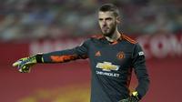 David de Gea. Kiper asal Spanyol yang bermain untuk Manchester United ini didatangkan dari Atletico Madrid pada awal musim 2011/2012. Musim ini, posisinya terusik oleh kedatangan Dean Henderson. Tiap pekan ia mendapat bayaran tertinggi di antara para kiper, 375 ribu pounds. (AFP/Tim Keeton/Pool)