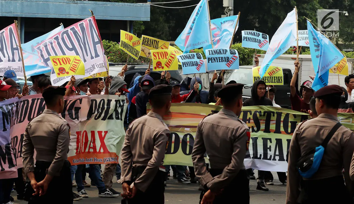 Petugas berjaga saat massa dari GEMA HOAX menggelar aksi di depan Mabes Polri, Jakarta, Rabu (17/10). Mereka menuntut dan mendesak Kapolri mengusut tuntas pelaku penyebar hoax investigasi Indonesialeaks dan Stop Hoax. (Liputan6.com/Johan Tallo)