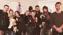 Perayaan Natal diperingati setiap tanggal 25 Desember. Namun kali ini Miley Cyrus telah merayakannya lebih awal. Tidak hanya bersama keluarga besar, Liams Hemsworth pun tampak hadir di pesta Natal tersebut. (Instagram/Brandicyrus)
