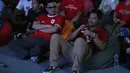 Wajah tegang komedian Dustin Tiffani (kanan) saat saat acara nonton bareng laga perebutan tempat ketiga Piala Asia U-23 2024 antara Timnas Indonesia U-23 menghadapi Irak di Plaza Kemenpora, Senayan, Jakarta Pusat, Kamis (2/5/2024) malam WIB. (Bola.com/Afi)