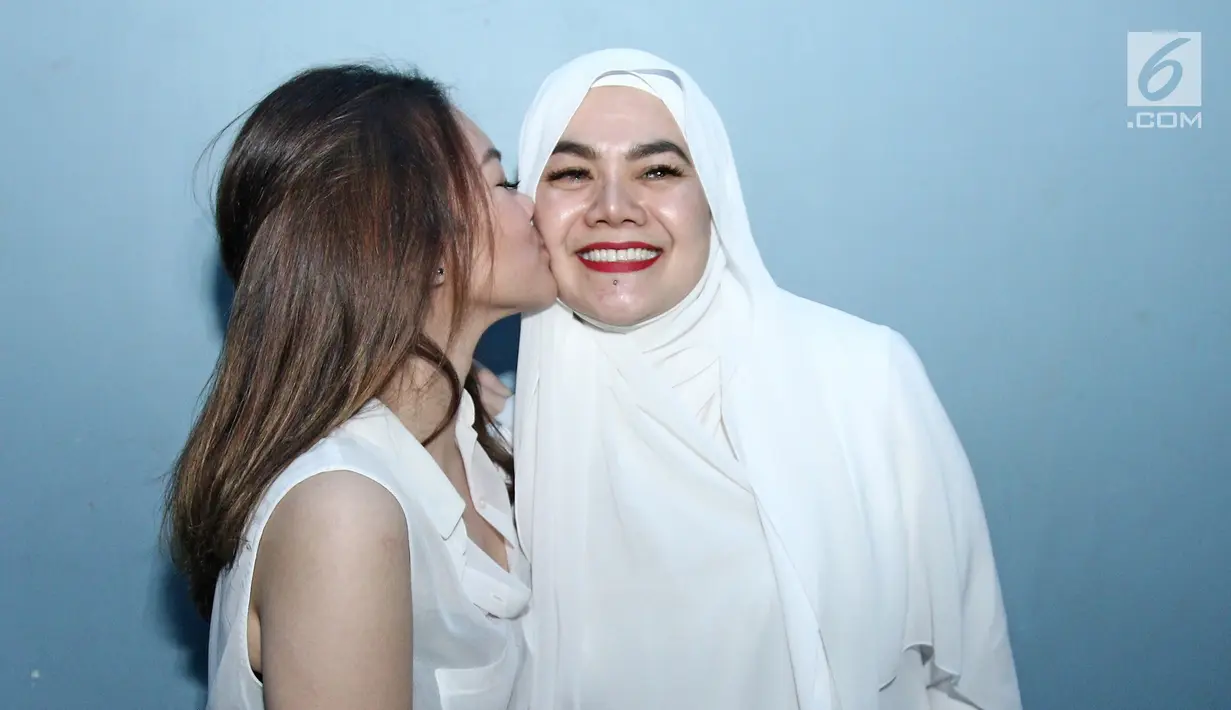 Shafa Harris mencium ibunya Sarita Abdul Mukti (kanan) usai mengisi acara di kawasan Kapt. Tendean, Jakarta, Senin (20/11). Dalam video tersebut, terlihat Shafa mendorong artis Jennifer Dunn. (Liputan6.com/Herman Zakharia)