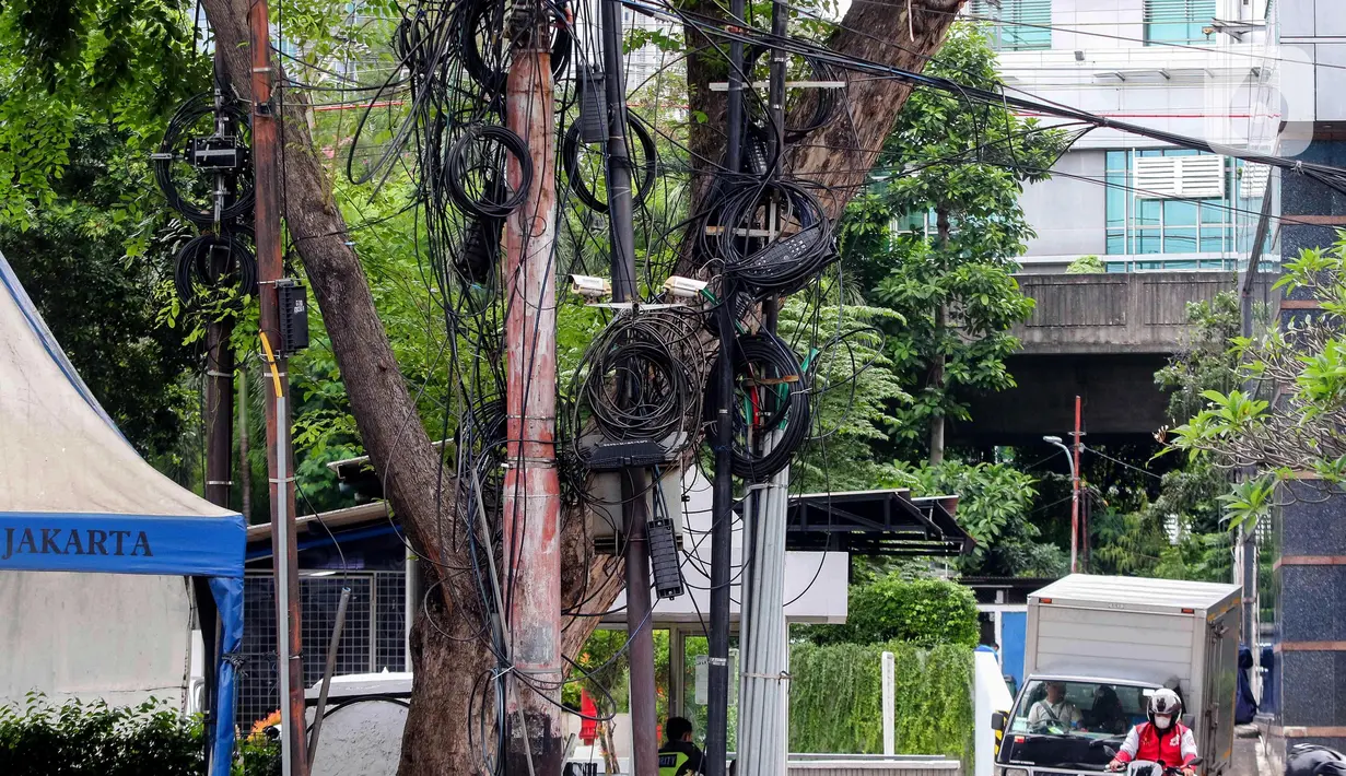 Kehadiran kabel udara yang semrawut tidak hanya merusak estetika kota. Namun, bisa mengancam keselamatan para pengguna jalan. (Liputan6.com/Herman Zakharia)