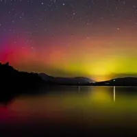 Pekatnya malam jadi kian berwarna karena hiasan aurora yang terbentang sejauh mata memandang.