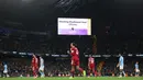 Namun sayang, wasit Chris Kavanagh memutuskan menganulir gol tersebut setelah meninjau VAR. Posisi Andy Robertson berada di jalur offside. (AFP/Darren Staples)