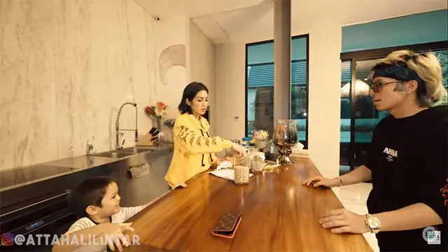 Potret rumah seleb dengan gaya industrial (Sumber: YouTube/@Atta Halilintar)