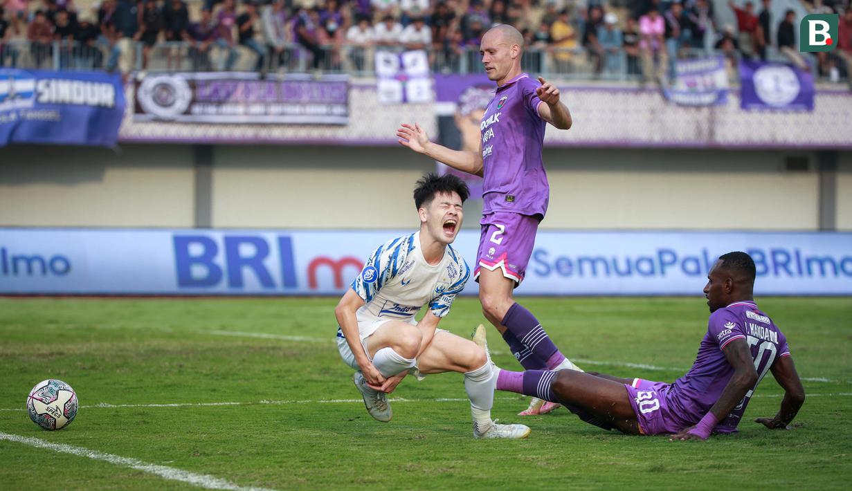 Pemain PSIS Semarang, Taisei Marukawa (kiri) mengerang kesakitan usai ditekel pemain Persita Tangerang, Yohanes Kandaimu saat laga pekan ke-10 BRI Liga 1 2022/2023 antara Persita Tangerang melawan PSIS Semarang di Stadion Indomilk Arena, Tangerang, Rabu (14/9/2022). (Bola.com/Bagaskara Lazuardi)