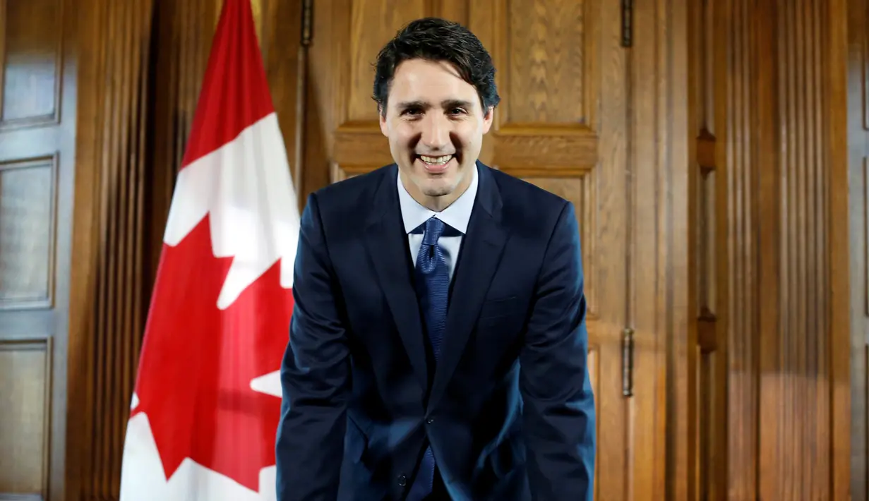 PM Kanada Justin Trudeau saat melakukan sesi wawancara di kantornya, Parliament Hill, Ontario , Kanada , 19 Mei 2016. Kebijakan kontroversi seperti melegalkan ganja di Kanada juga akan segera ia realisasikan pria 43 tahun ini. (REUTERS / Chris Wattie)