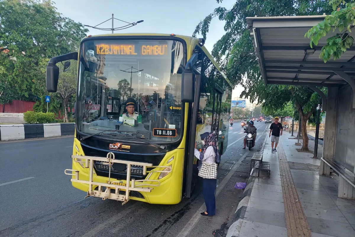 Pembangunan transportasi berbasis jalan disebut tak sebatas menyasar kota-kota besar. Ternyata, ada sejumlah angkutan perintis yang juga menyasar ke daerah-daerah terpencil.