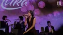 Penyanyi Alika tampil menghibur penggemar saat menggelar mini showcase dan peluncuran album di Jakarta, Selasa (20/3). Album tersebut bertemakan 'Perfect Moment'. (Liputan6.com/Faizal Fanani)