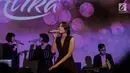 Penyanyi Alika tampil menghibur penggemar saat menggelar mini showcase dan peluncuran album di Jakarta, Selasa (20/3). Album tersebut bertemakan 'Perfect Moment'. (Liputan6.com/Faizal Fanani)