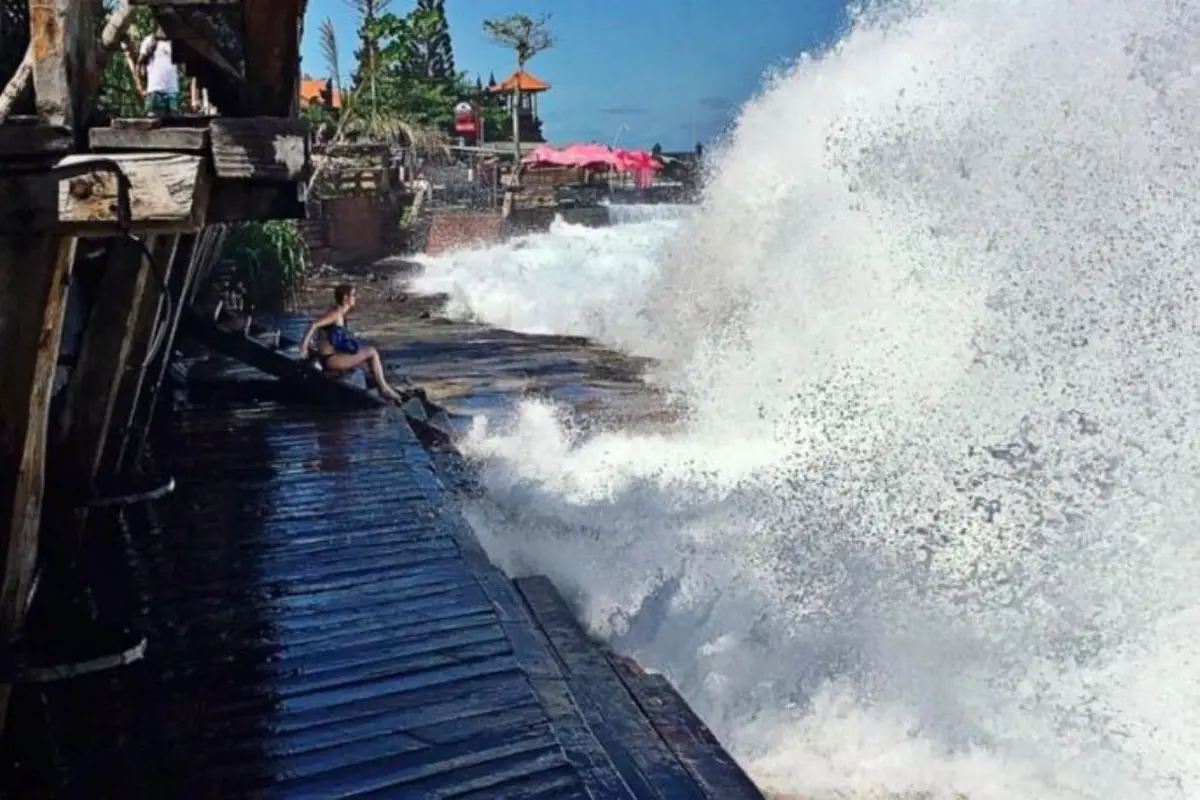 Ngeri! Gelombang Raksasa Menghantam Tempat Wisata di Bali