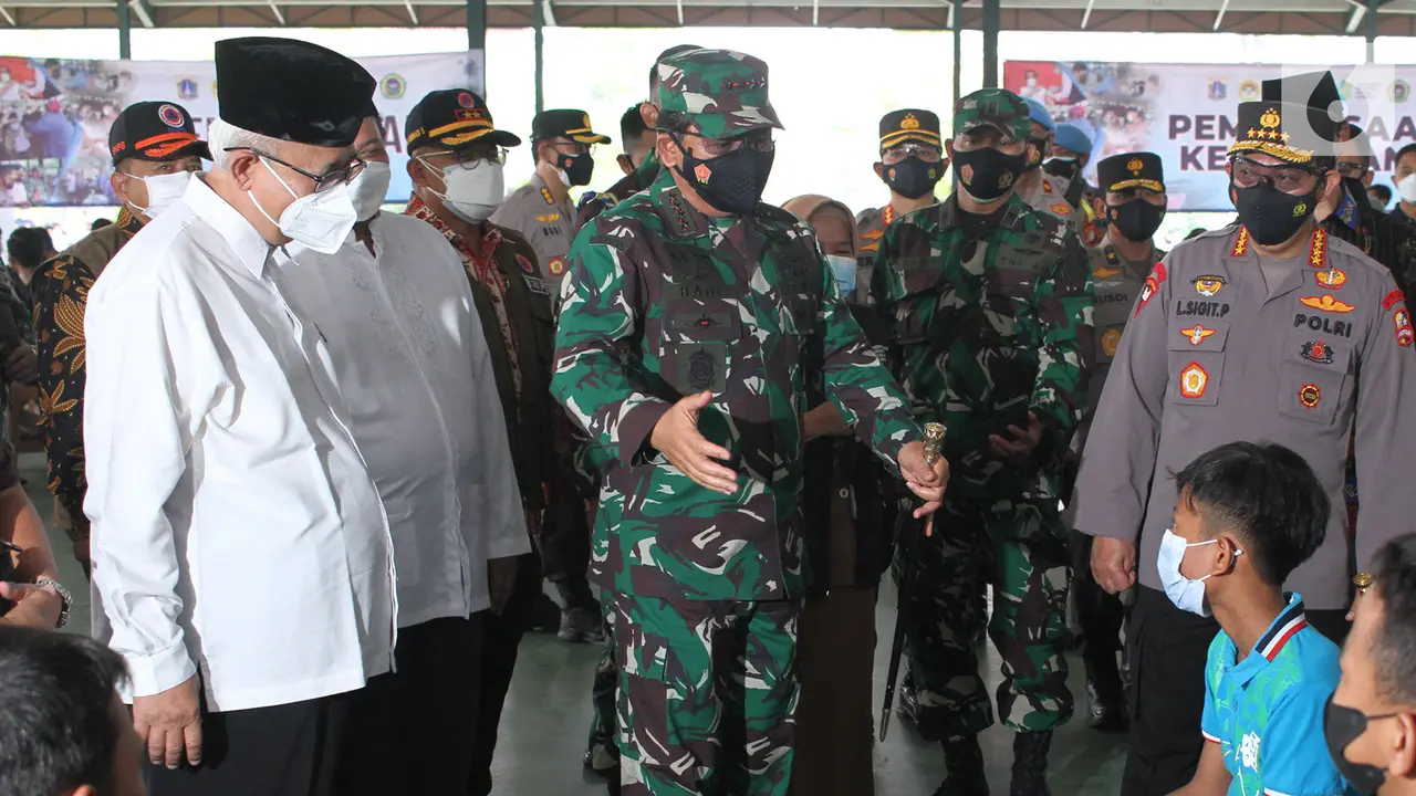 Panglima TNI dan Kapolri Tinjau Vaksinasi di Pondok Pesantren