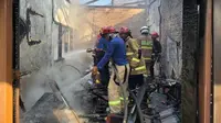 Kebakaran hebat melanda sebuah rumah di kawasan padat penduduk, Jalan Ikan Nila, Kecamatan Bumi Waras, Kota Bandar Lampung, Selasa sore (14/10/2025). (Liputan6.com/ Ardi Munthe)