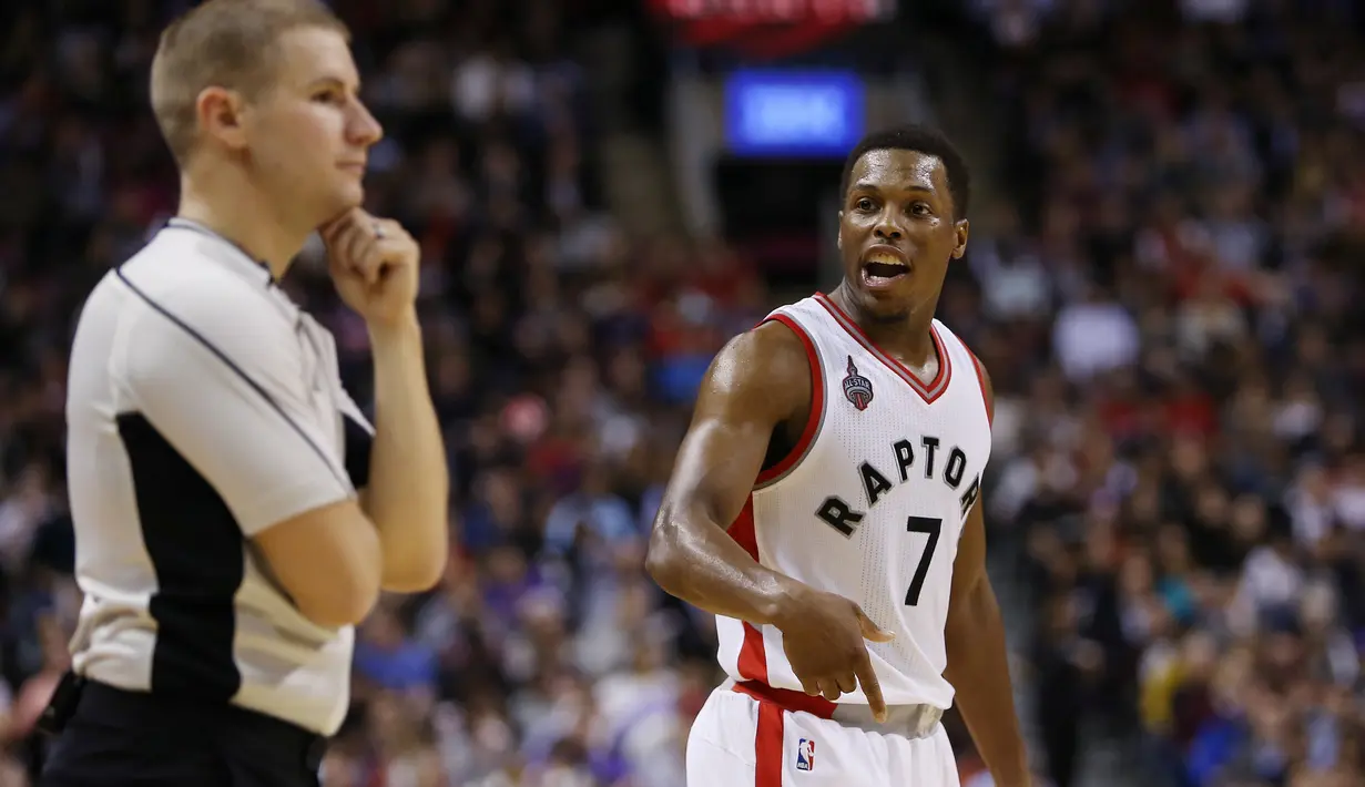 Pebasket Toronto Raptors Kyle Lowry #7 of the Toronto Raptors mempengaruhi wasit pada lanjutan NBA di Air Canada Centre,Toronto, Ontario, Canada, Rabu(11/11/2015) WIB.  (Vaughn Ridley/Getty Images/AFP)