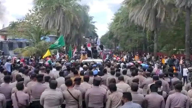 Aksi demonstrasi di Kendari, 11 April 2022 di depan Kantor DPRD Kota Kendari.(Liputan6.com/Ahmad Akbar Fua)