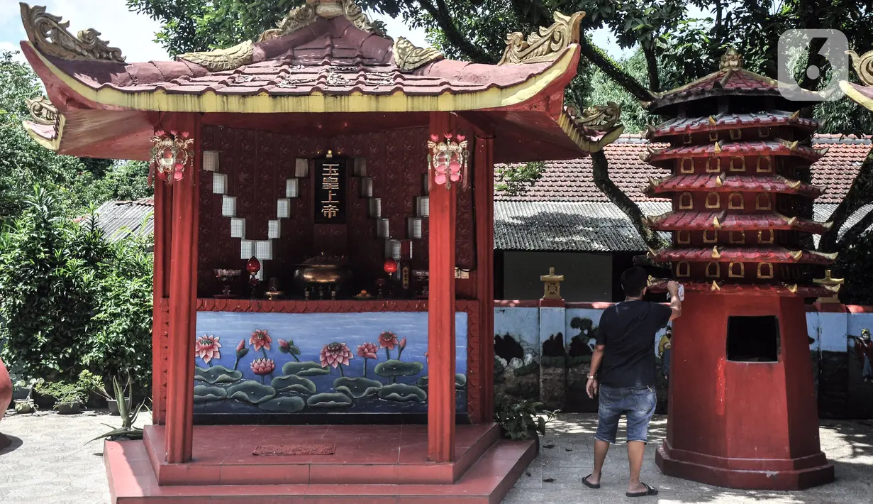 Warga keturunan Tionghoa membersihkan bangunan tempat berdoa di Vihara Buddha Dharma & 8 Pho Sat, Tajur Halang, Bogor, Jawa Barat, Minggu (23/1/2022). Jelang Tahun Baru Imlek, warga keturunan Tionghoa mulai mempersolek vihara dan klenteng. (merdeka.com/Iqbal S. Nugroho)