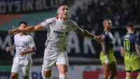 Pemain Persis Solo, Jaimerson Da Silva Xavier melakukan selebrasi setelah mencetak gol pertama timnya pada laga lanjutan BRI Liga 1 2022/2023 antara Persib Bandung melawan Persis Solo di Stadion Pakansari, Bogor, Selasa (04/04/2023). (Bola.com/Bagaskara Lazuardi)