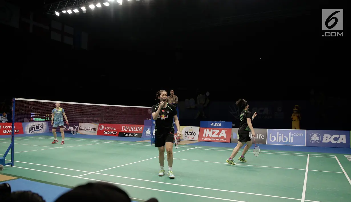 Ganda putri China Chen Qingchen dan Jia Yifan melakukan selebrasi usai mencetak angka saat melawan Ganda putri Korea Chang Ye Na dan Lee So Hee dalam partai final kejuaraan BCA Indonesia Open 2017 di Jakarta, Minggu (18/6). (Liputan6.com/Faizal Fanani)