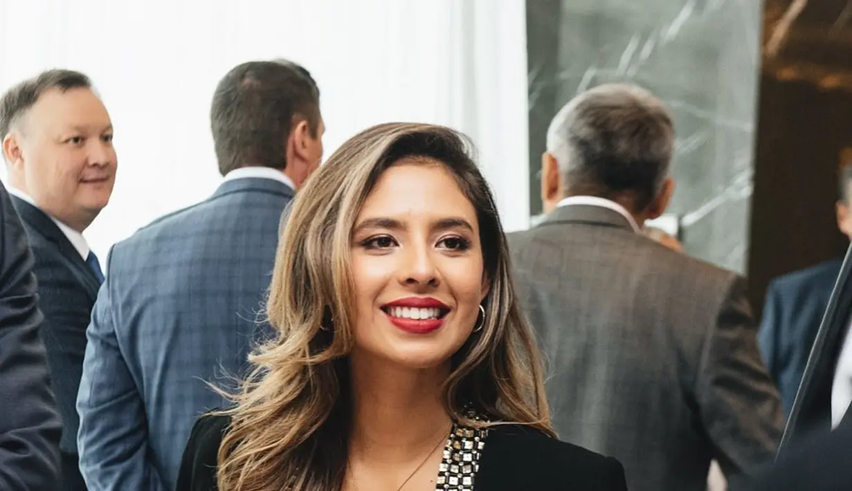 Di beberapa potret yang diunggahnya, Nadine juga memperlihatkan kedekatannya dengan sang ibu, Susi Pudjiastuti. Apakah menurutmu keduanya memiliki pesona yang mirip, Sahabat FIMELA? [Foto: Instagram/nadiepascale]