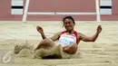 Atlet lompat jauh Indonesia, Maria Londa saat berhasil mendarat usai melakukan lompatan di nomor lompat jauh putri SEA Games 2015 di National Stadium, Singapura, Rabu (10/6/2015). Maria berhasil meraih emas. (Liputan6.com/Helmi Fithriansyah)