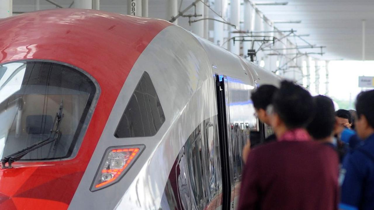 FOTO: Ragam Reaksi Antusiasme Warga Mencoba Kereta Cepat Jakarta Bandung dari Stasiun Halim hingga Tegalluar