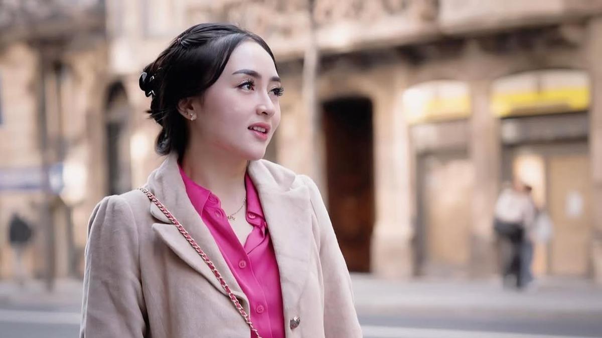 Selebgram Alfiera Alvionita Bagi 4 Tips Padu Padan Baju dan Sepatu, Tampil Smart Casual Hingga Klasik