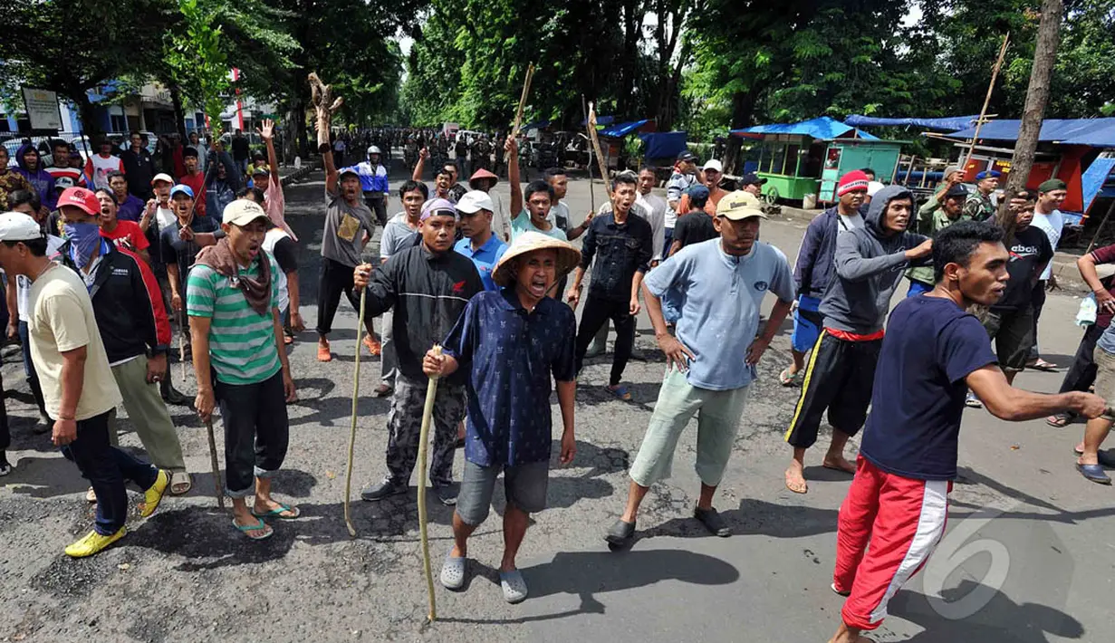 Aksi warga yang menghadang eksekusi lahan di kompleks TNI AL, Boulevard, Kelapa Gading, Jakarta, Rabu (14/1/2015). (Liputan6.com/Johan Tallo)