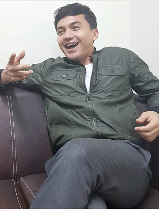 Saat ditemui belum lama ini,   lelaki kelahiran Bogor 41 tahun silam itu mengaku telah mengenal sekitar enam bulan silam. Perbedaan usia yang terpaut jauh juga tidak dijadikan halangan untuk meresmikan hubungannya. (Instagram/sahrulgunawan76)