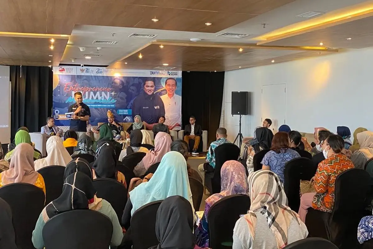 Menteri BUMN, Erick Thohir merangkul pelaku usaha muda dari Kota Banjarmasin dalam upaya meningkatkan kualitas dan daya saing usaha start up agar menjadi motor penggerak ekonomi go global.