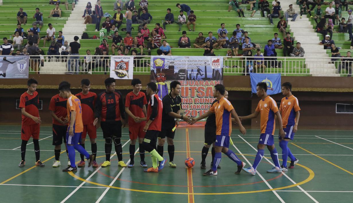 Para pesepak bola bersalaman sebagai bentuk sportivitas usai berlaga pada Kejuaraan Futsal Tuna Rungu di GOR Ciracas, Jakarta, Sabtu (7/11/2015). (Bola.com/Vitalis Yogi Trisna)