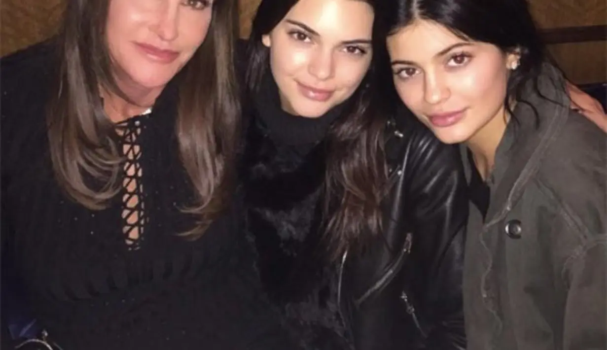 Nah ini saat Kendall Jenner dan Kylie Jenner berpose tanpa makeup dengan Caitlyn Jenner. (instagram/caitlynjenner)