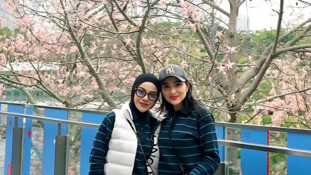 Ashanty dan Aurel Hermansyah saat Liburan Akhir Tahun di China. [@aurelie.hermansyah]