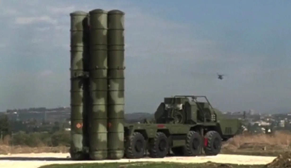 Sebuah rekaman video yang dirilis oleh Departemen Pertahanan Rusia pada (26/11). Sistem rudal pertahanan udara S-400 Rusia dikeluarkan dari pesawat cargo saat tiba di pangkalan udara Hmeymim di Suriah. (Reuters/ Departemen Pertahanan Federasi Rusia)