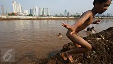 Anak-anak berenang di aliran air Kanal Banjir Barat, Jakarta, Kamis (26/11/2015). Dalamnya kali tidak menjadi penghalang bagi anak-anak tersebut untuk tetap bermain, meskipun berbahaya bagi keselamatan mereka. (Liputan6.com/Immanuel Antonius)