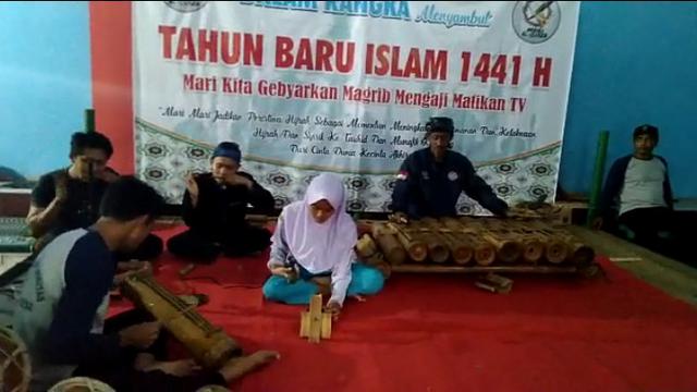 Selain pementasan dalam sebuah kegiatan, pola pendidikan kesenian sunda perlu dilestarikan sejak dini kepada generasi muda